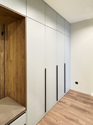 Минималистичний сірий передпокій із Pinterest  - 5