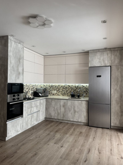 Кутова кухня у світлих тонах виготовлена із преміальних матеріалів  - 1