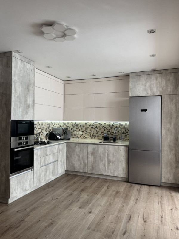 Угловая кухня в светлых тонах из премиальных материалов  - 1