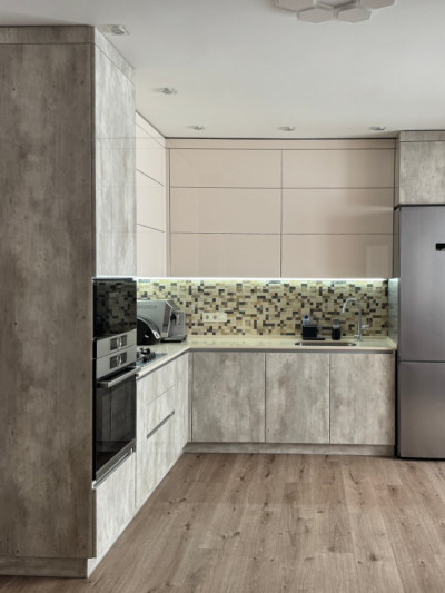 Угловая кухня в светлых тонах из премиальных материалов  - 1 2