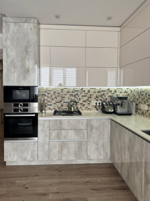 Угловая кухня в светлых тонах из премиальных материалов  - 3