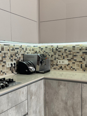 Угловая кухня в светлых тонах из премиальных материалов  - 4