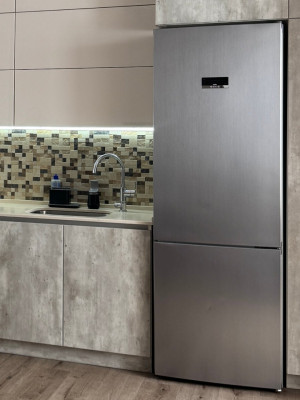 Угловая кухня в светлых тонах из премиальных материалов  - 5