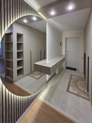 Кухня с барной стойкой и акцентной деревянной рамой  - 1