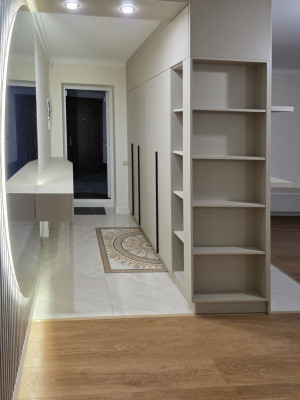 Кухня с барной стойкой и акцентной деревянной рамой  - 2