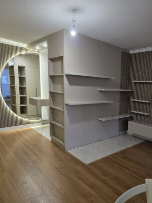 Кухня с барной стойкой и акцентной деревянной рамой  - 3