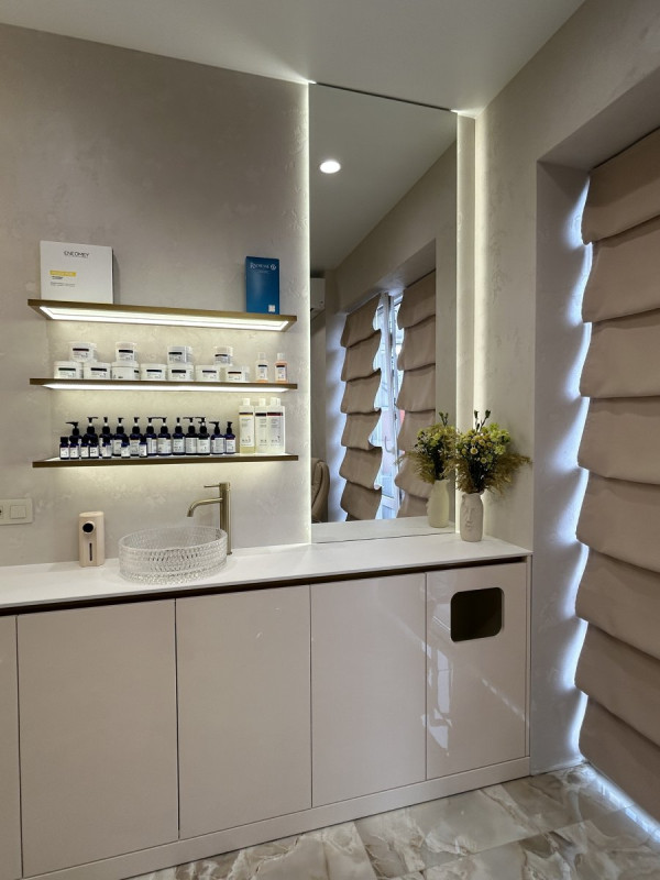 Medical Beauty Dermatology & Cosmetology — меблировка премиум салона красоты  - 1