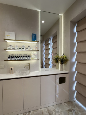 Medical Beauty Dermatology & Cosmetology — меблировка премиум салона красоты  - 1