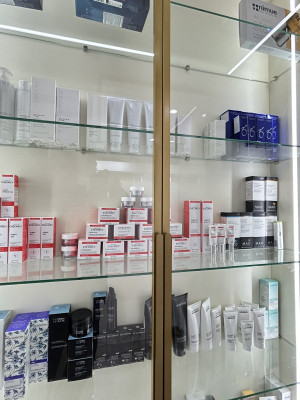 Medical Beauty Dermatology & Cosmetology — меблировка премиум салона красоты  - 15