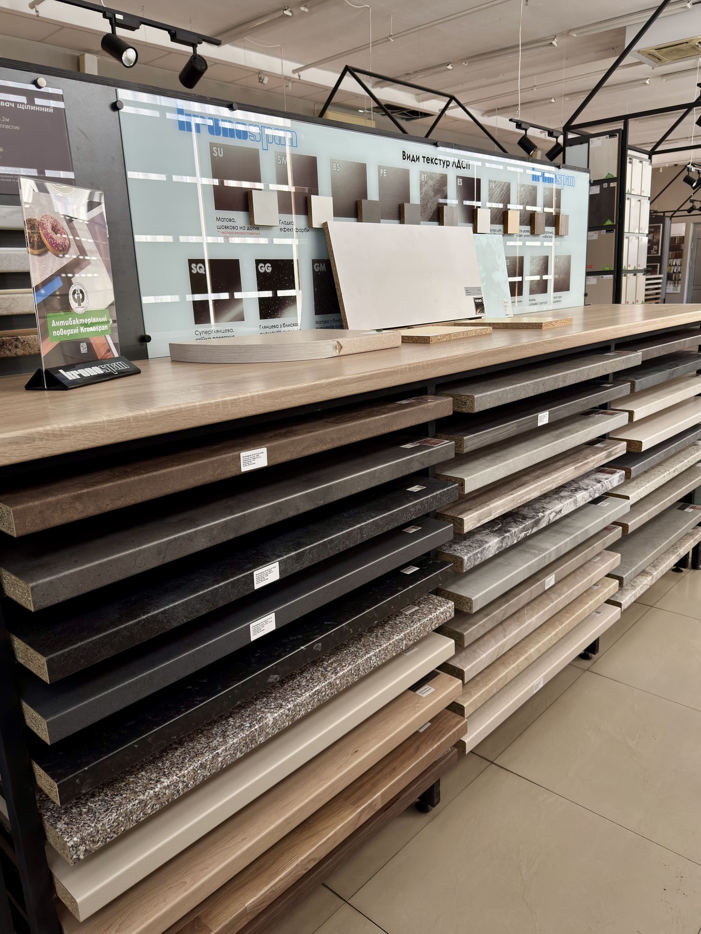 Стенд із вологостійкими стільницями Кроноспан - 2 поверх