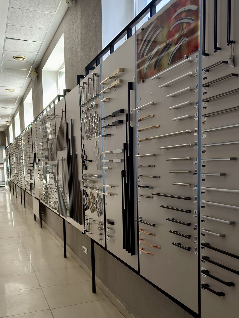 Стенд з меблевими ручками 1 поверх