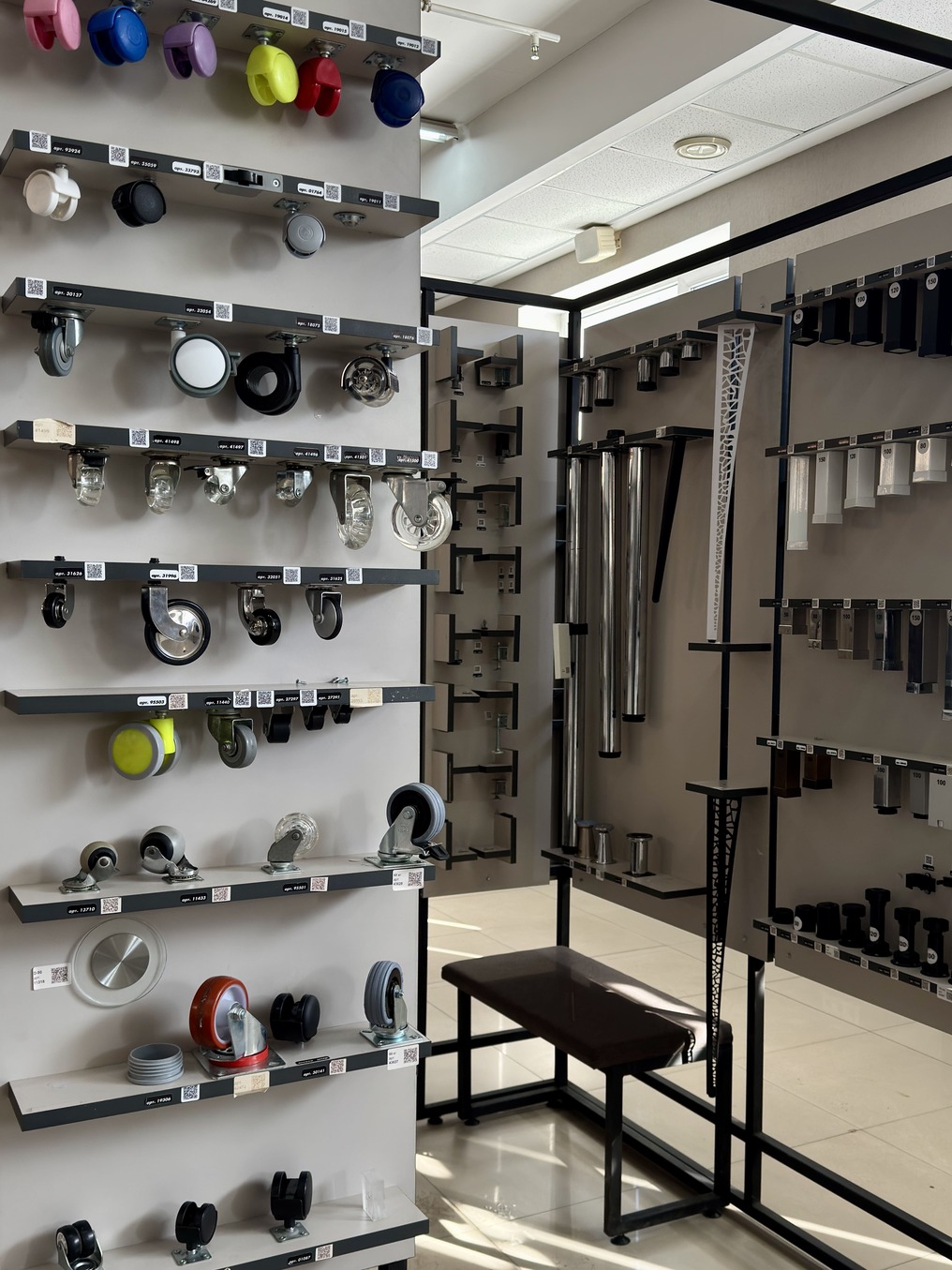 Стенд з роликами та меблевими ніжками - 1 поверх